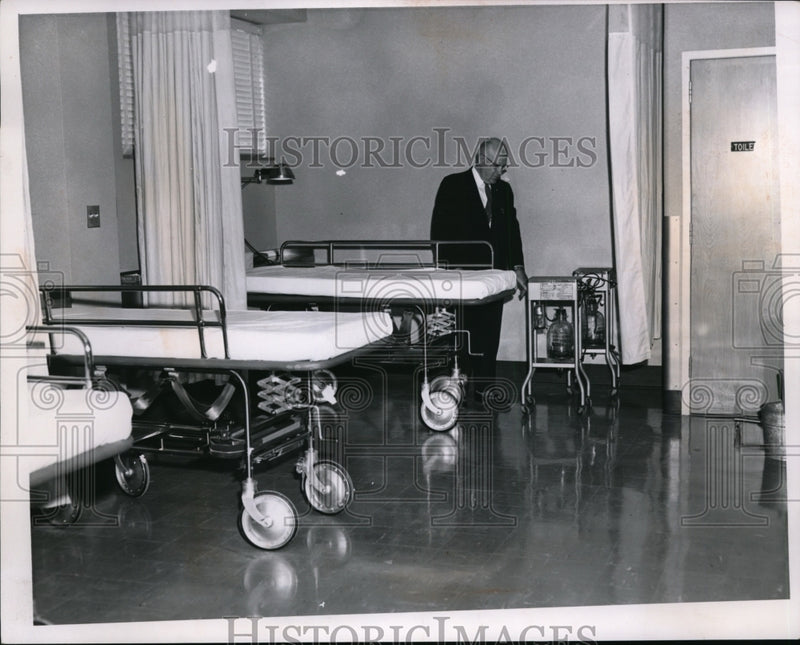 Load image into Gallery viewer, 1959 Press Photo Administrator Lee S. Smith Beside Beds at Luttman Hospital
