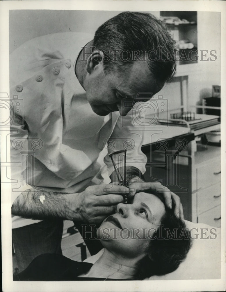 1959 Press Photo Eye Doctor Test pressure of Fluidwoth Tonometer - nee55340