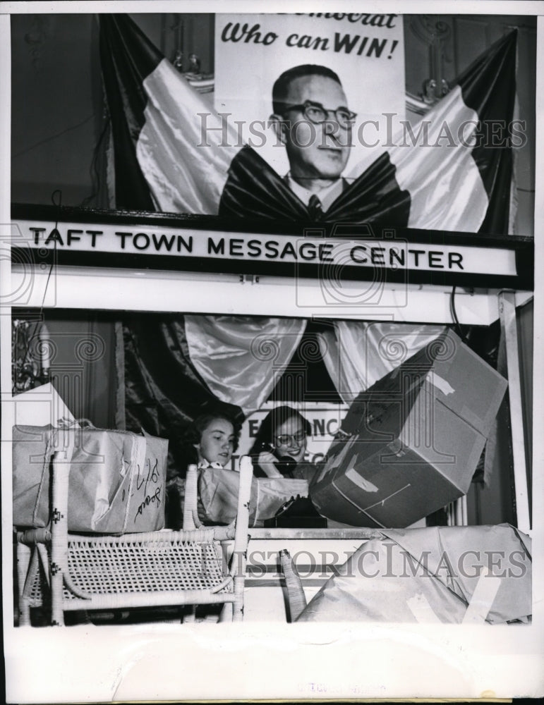 1952 Press Photo Gwenn Seales And Marge Martin Set Up Headquarters In Hilton