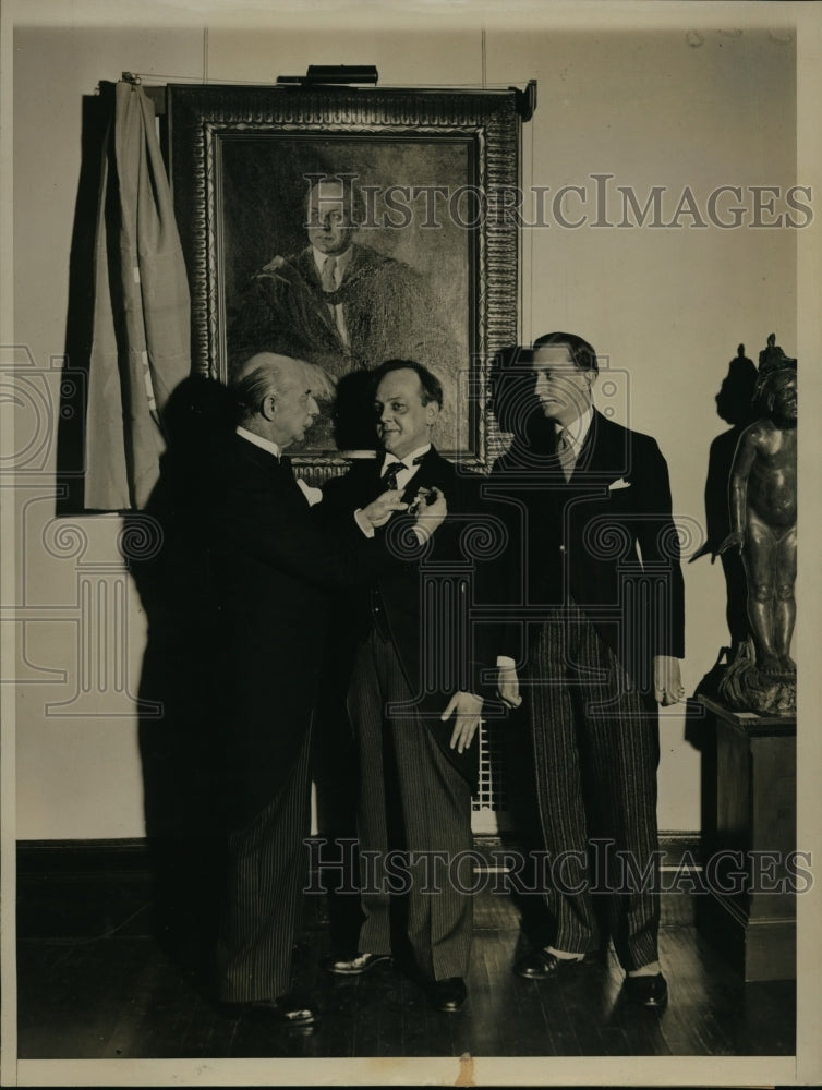 1933 Press Photo Paul May Pinning Honor Legion Medal of Belgium on Roosbroeck