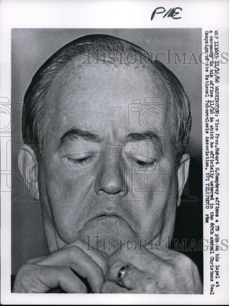 Load image into Gallery viewer, 1966 Press Photo Vice President Hubert Humphrey &amp; TB Pin on Lapel - nee56124

