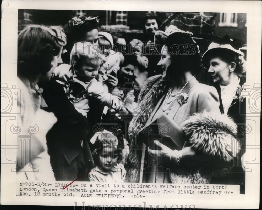 1948 Press Photo Queen Elizabeth greeted by Chilren's welfare Center.