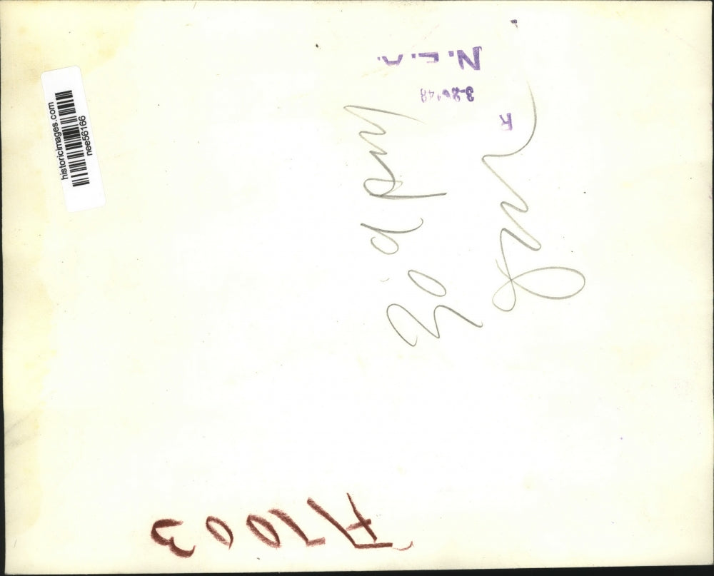 1948 Press Photo Queen Elizabeth greeted by Chilren's welfare Center.