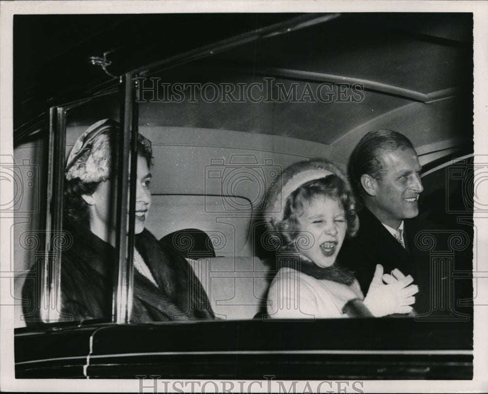 1957 Press Photo Queen Elizabeth II of England & Royal Family - nee56186