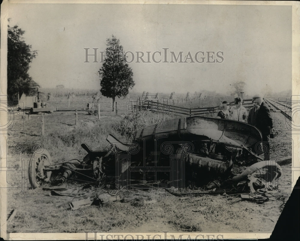 1924 Press Photo JW Davis escaped with bruise when train hit this car.- Historic Images