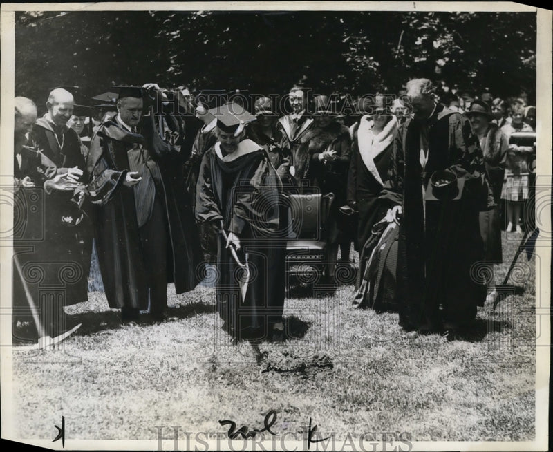 Load image into Gallery viewer, 1929 Press Photo Mrs Herbert Hoover Swarthmore College degree of Doctor Letters

