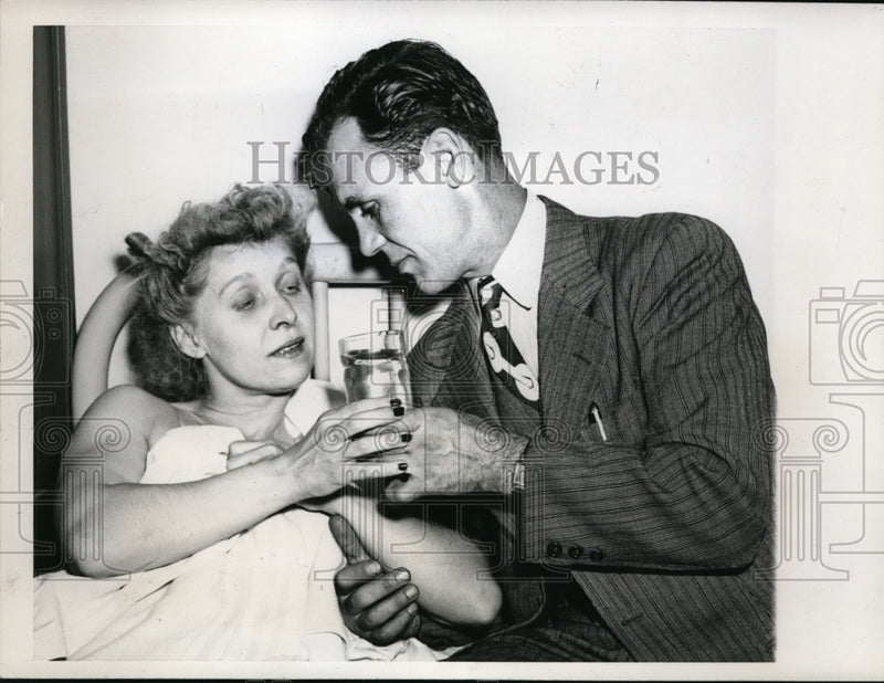 Load image into Gallery viewer, 1946 Press Photo George &amp; Jo Ann Gallas Recovering After Hotel Fire
