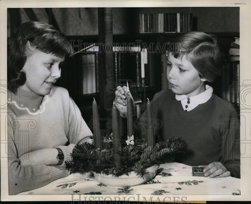 1957 Press Photo These 2 Youngsters Light Their First Advent Candle In Berlin