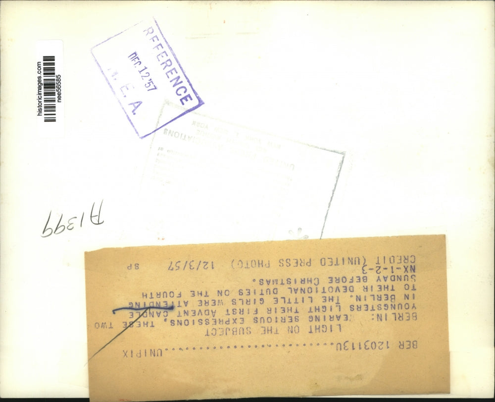 1957 Press Photo These 2 Youngsters Light Their First Advent Candle In Berlin