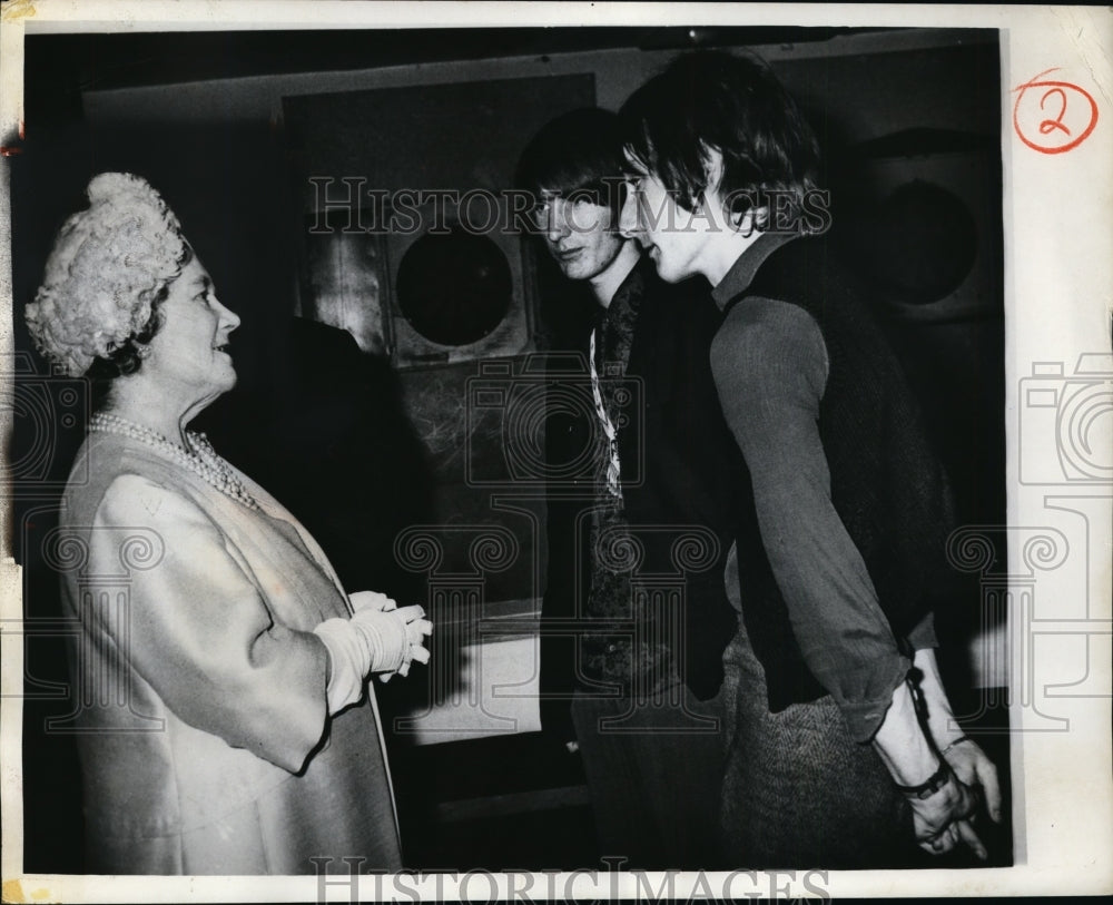 1969 Press Photo The Queen Mother & Members of Student Councils - nee56670