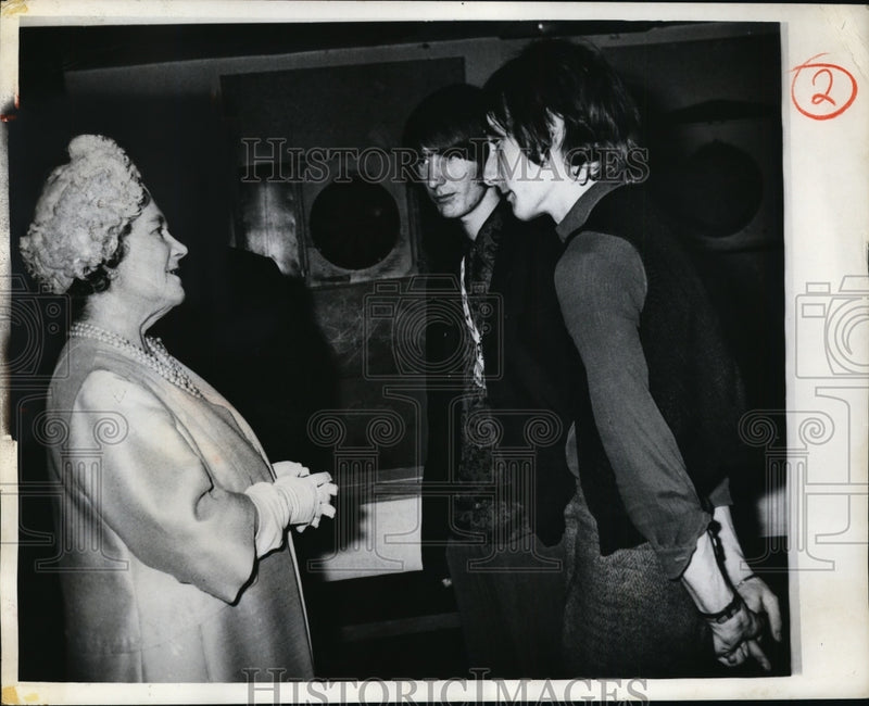 Load image into Gallery viewer, 1969 Press Photo The Queen Mother &amp; Members of Student Councils - nee56670

