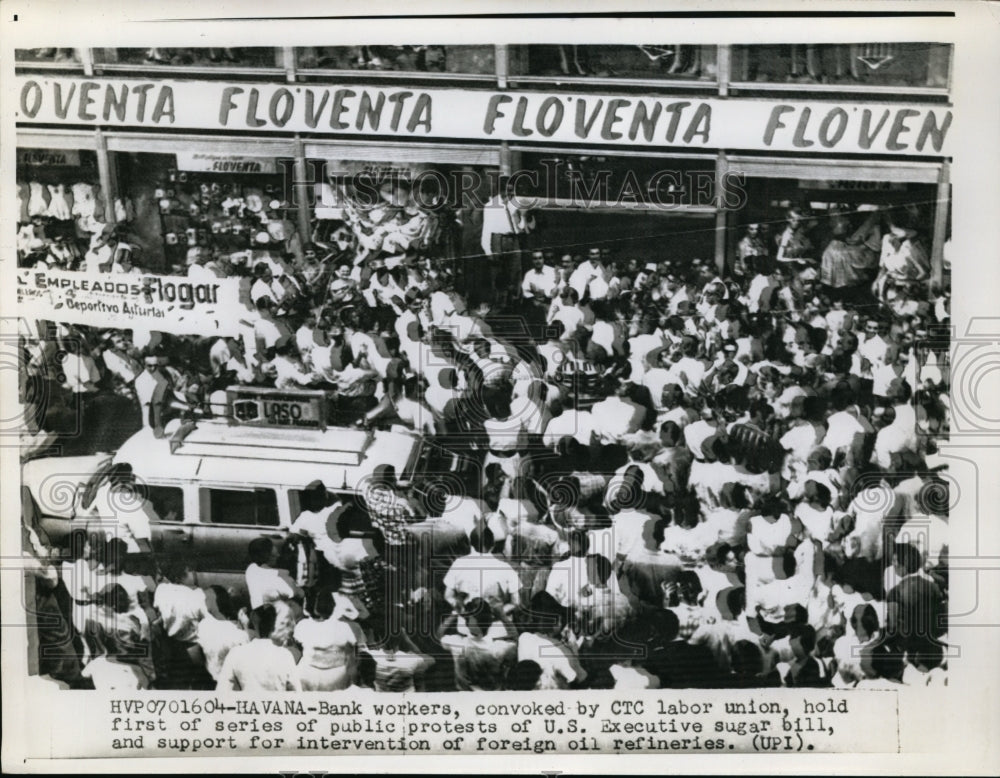 1960 Press Photo Bank Workers Hold First Of Series Of Public Protest - nee56817