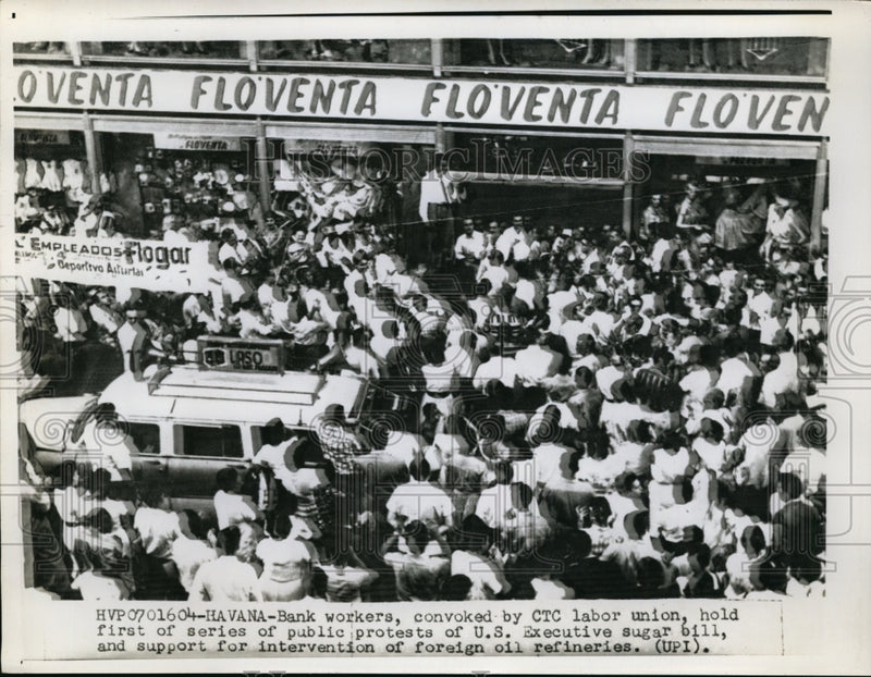 Load image into Gallery viewer, 1960 Press Photo Bank Workers Hold First Of Series Of Public Protest - nee56817
