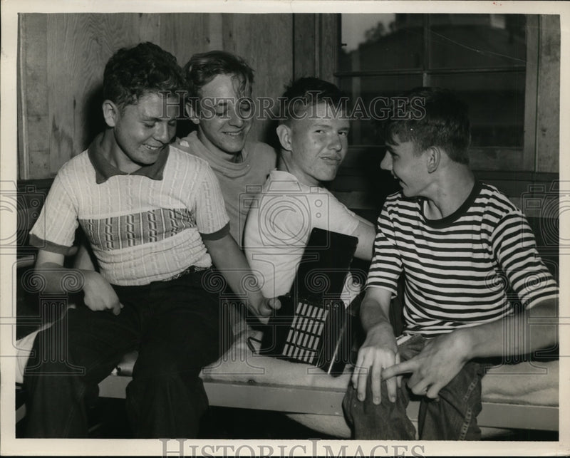 Load image into Gallery viewer, 1950 Press Photo Wilbur Ickovitz, Tony Papesh, Ross Johnson And Allison Leider.
