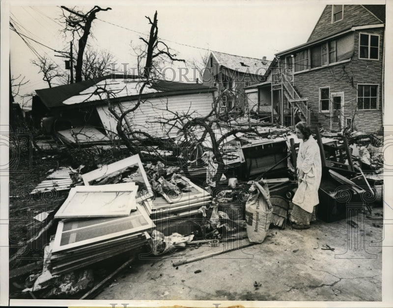 Load image into Gallery viewer, 1961 Press Photo Tornado Chicago, Il Mrs.Paul Zylstra - nee56874
