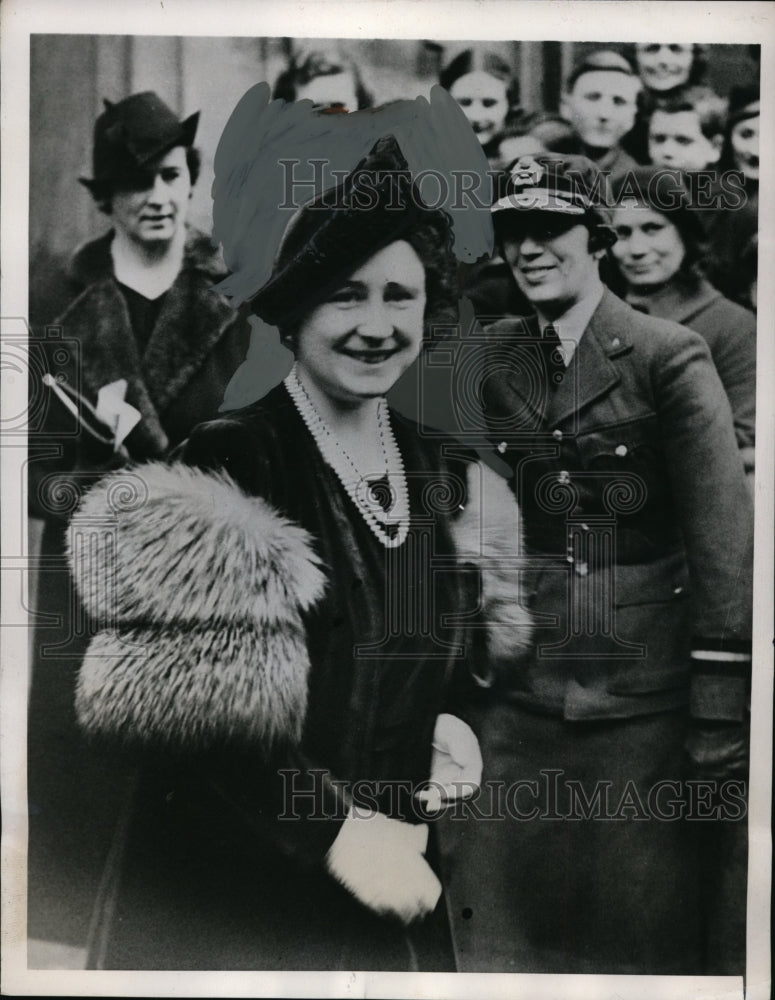 1940 Press Photo Queen Elizabeth visits Women's Auxillary Air Force - nee57013