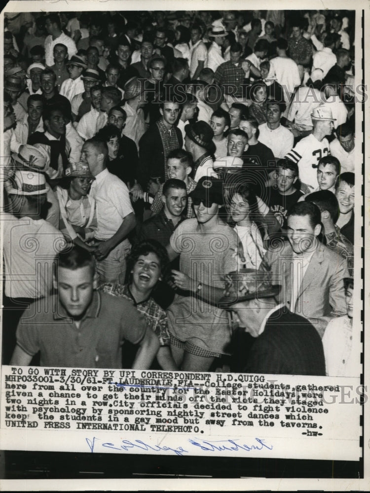 1961 Press Photo Ft. Lauderdale Fla. Students from all over gather for Easter.