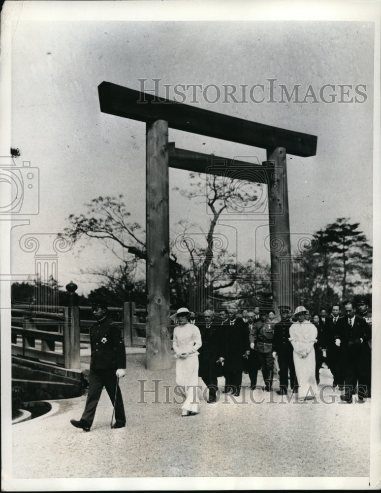 Load image into Gallery viewer, 1937 Press Photo Prince and Princess Chichisu arrived Ise Grande Shrine, Tokyo
