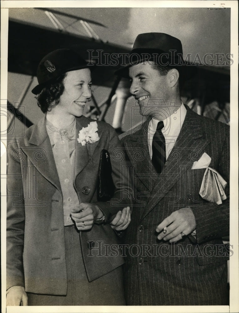 Load image into Gallery viewer, 1937 Press Photo Mr &amp; Mrs Otto H Morgan Leaving for Bahama's Honeymoon
