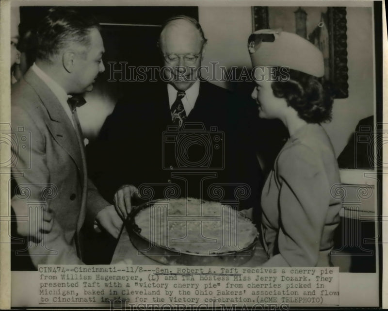 Load image into Gallery viewer, 1950 Press Photo Sen. Robert A. Taft, William Hagenmeyer, Misis jerry Dozark
