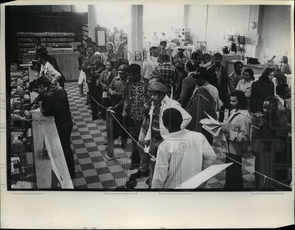 1979 Press Photo Crowd Inside License Plate Bureau W 9th & Superior - nee57914