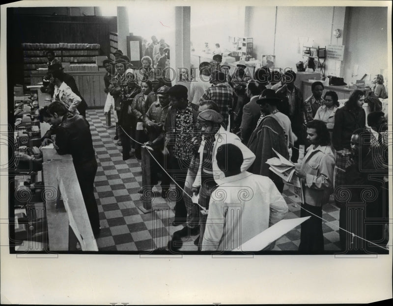 Load image into Gallery viewer, 1979 Press Photo Crowd Inside License Plate Bureau W 9th &amp; Superior - nee57914
