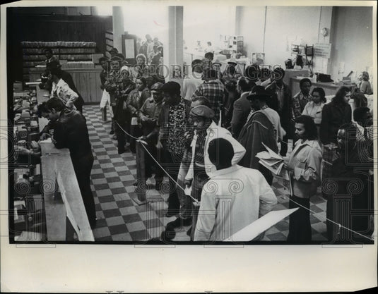 1979 Press Photo Crowd Inside License Plate Bureau W 9th & Superior - nee57914