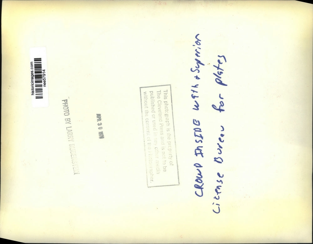 1979 Press Photo Crowd Inside License Plate Bureau W 9th & Superior - nee57914