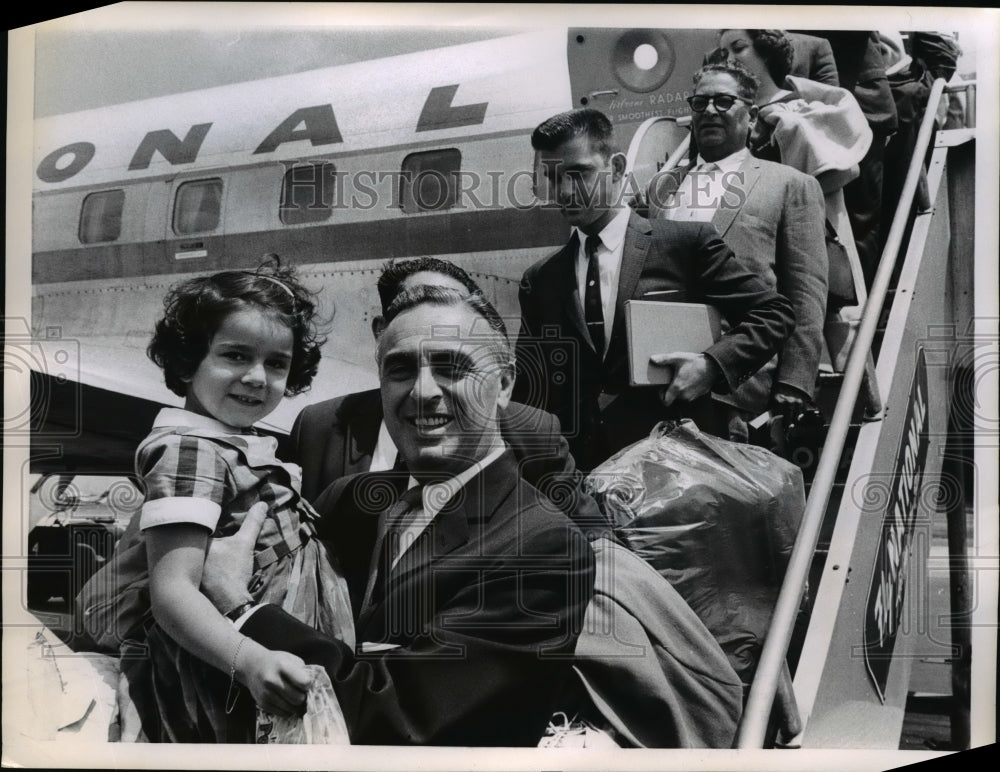 1962 Press Photo HEW Secretary Ribicoff greets Cuban refugees arriving in D.C.