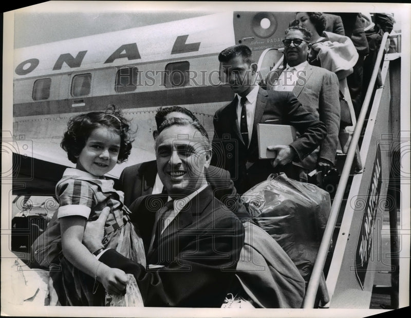Load image into Gallery viewer, 1962 Press Photo HEW Secretary Ribicoff greets Cuban refugees arriving in D.C.
