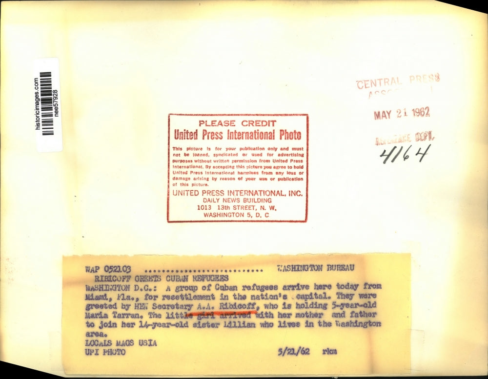 1962 Press Photo HEW Secretary Ribicoff greets Cuban refugees arriving in D.C.