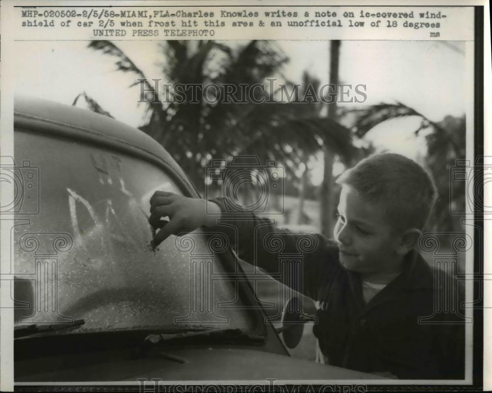 1958 Press Photo Miami Fla-Charles Knowles write note in ice covered windshield.