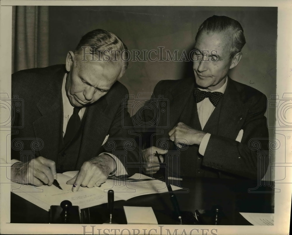 1948 Press Photo Wash.-George C Marshall and Henrik Kauffmann sign agreement.