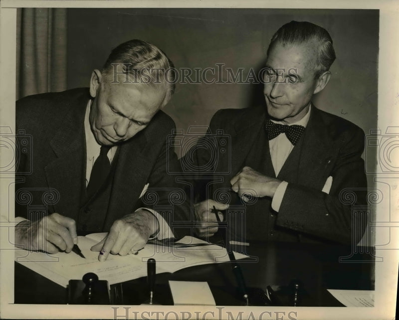 Load image into Gallery viewer, 1948 Press Photo Wash.-George C Marshall and Henrik Kauffmann sign agreement.

