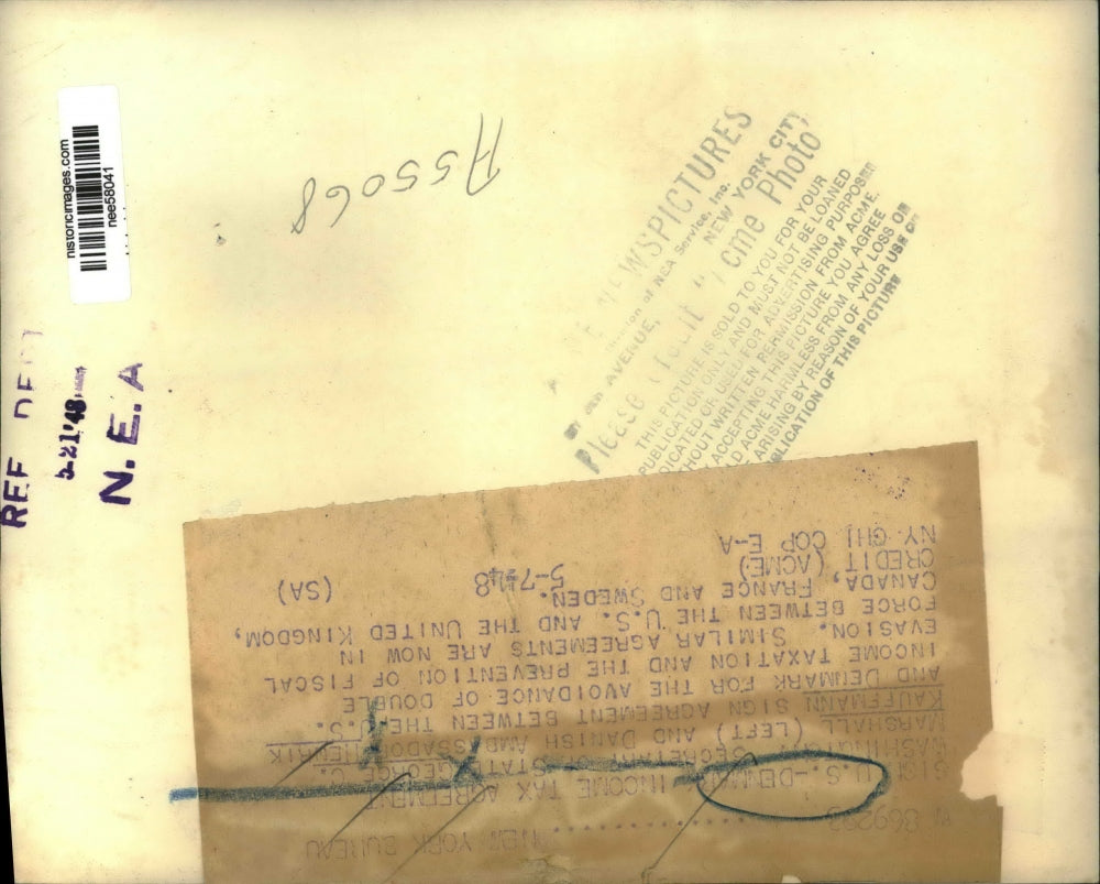 1948 Press Photo Wash.-George C Marshall and Henrik Kauffmann sign agreement.