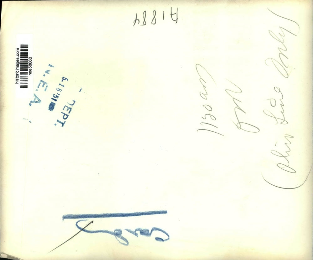 1951 Press Photo Playing cards while awaiting the start of the Kentucky Derby