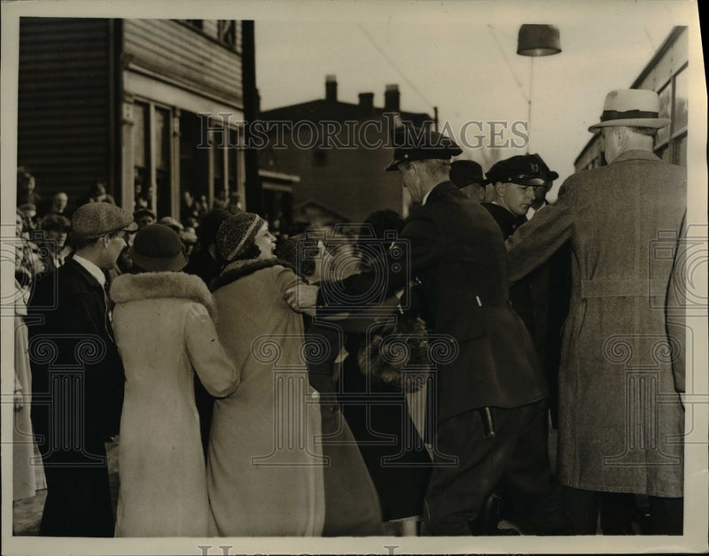 Load image into Gallery viewer, 1935 Press Photo Crosby Strike - nee58151

