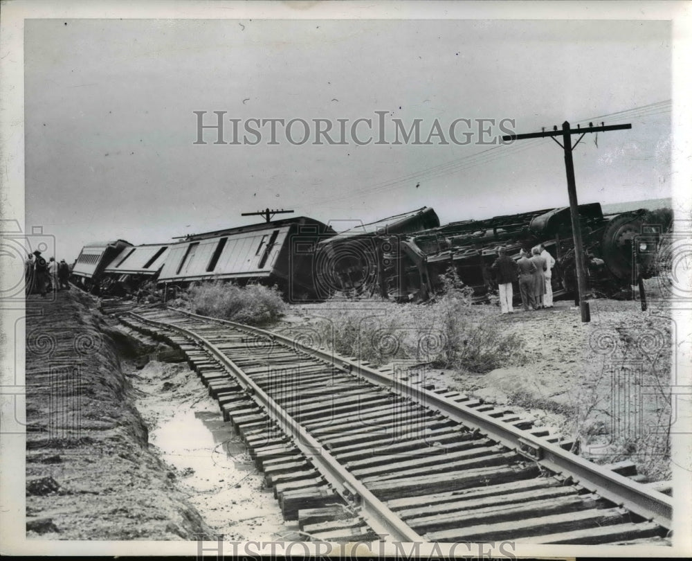 1948 Press Photo Sante Fe Train Derails After Flood Wash Out Track in Carlsbad