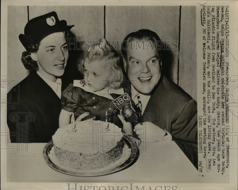 1951 Press Photo Chicago, Stewardess Barbre Wenngren Of Stockholm Helping Child.- Historic Images