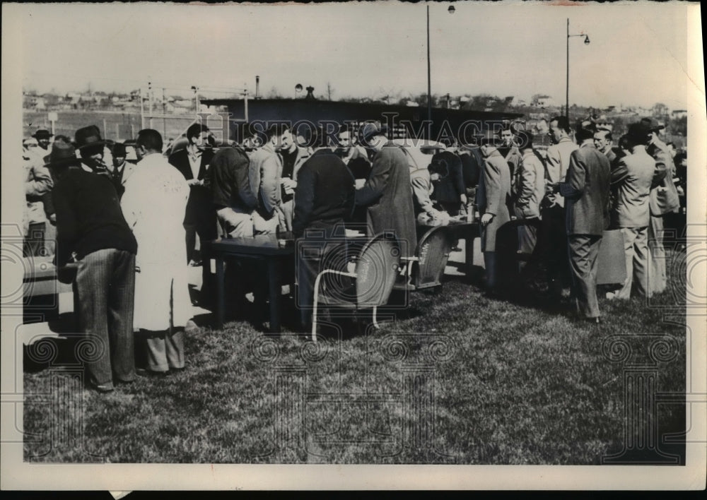 1953 Press Photo Strikers at General Electric Jet Engine Plant in last pay day