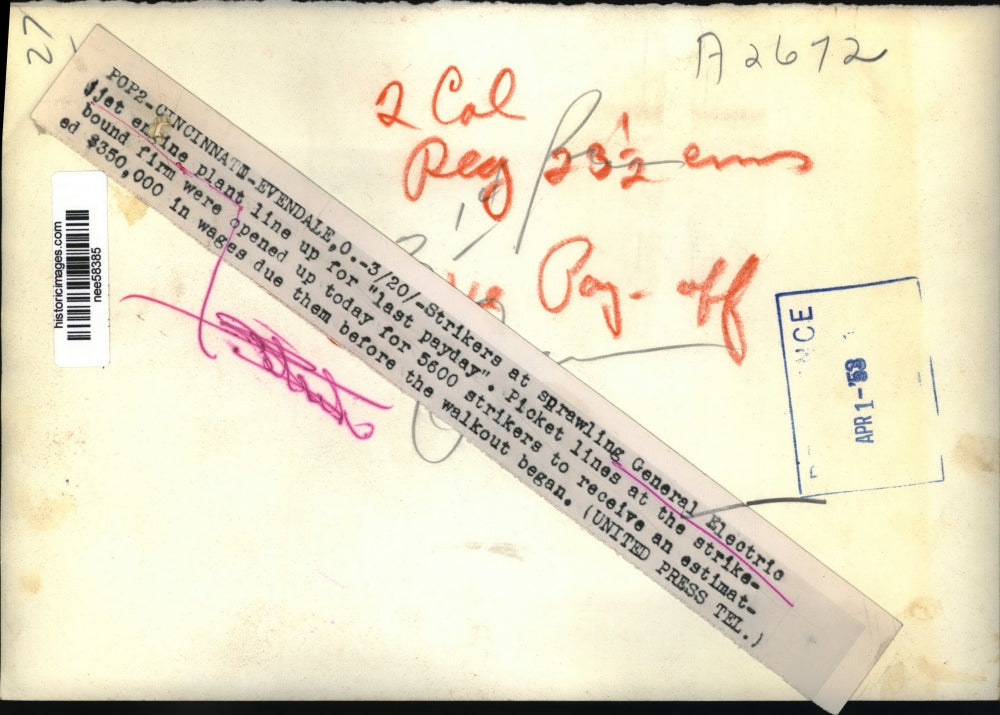 1953 Press Photo Strikers at General Electric Jet Engine Plant in last pay day