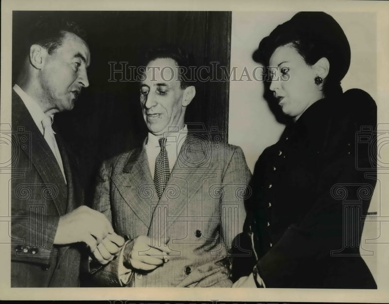 Load image into Gallery viewer, 1950 Press Photo L-R Defense Lawyer Vincent Hallinan,Harry Bridges &amp; Mrs.Bridges
