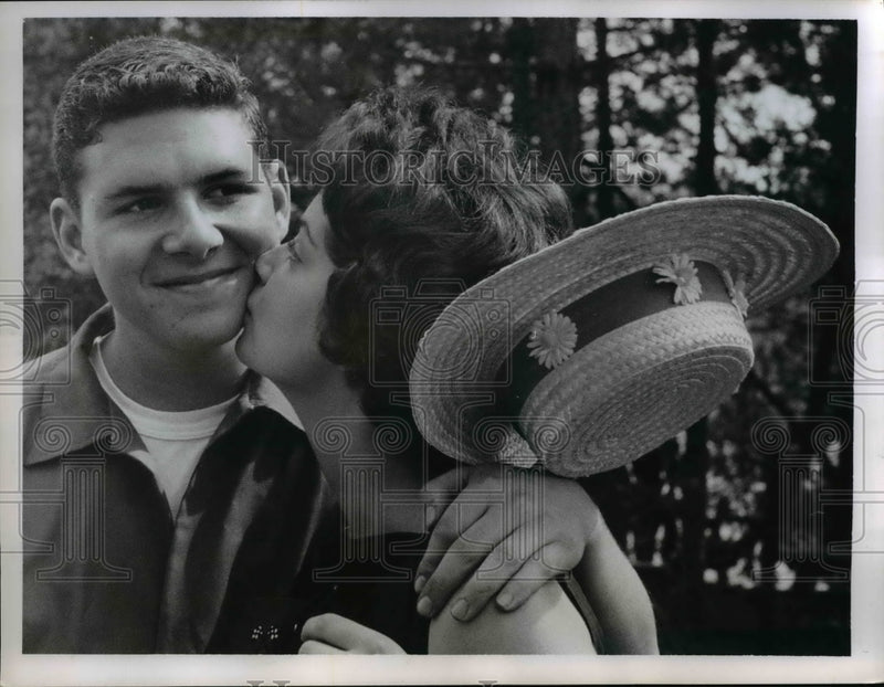 Load image into Gallery viewer, 1959 Press Photo Marcia Weinberg &amp; Gary Garsoa KST Club - nee58494
