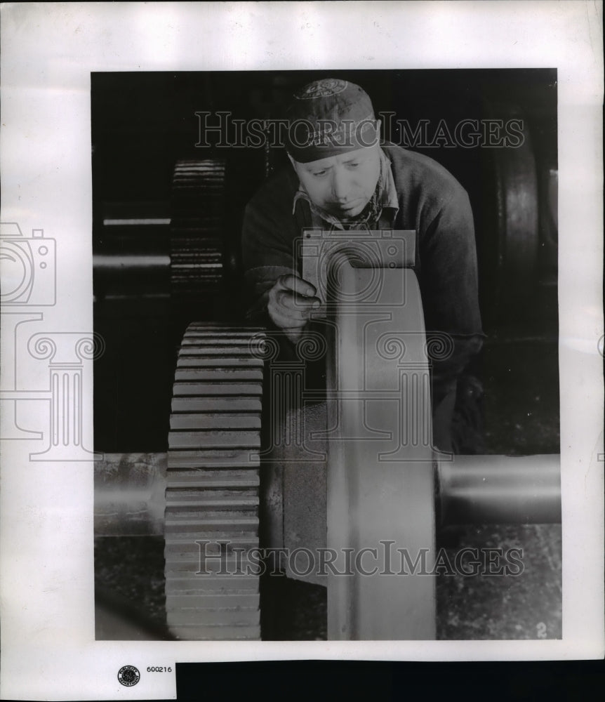 1944 Press Photo After Rough Welding Layer Is Ground Down It's Ready To GO
