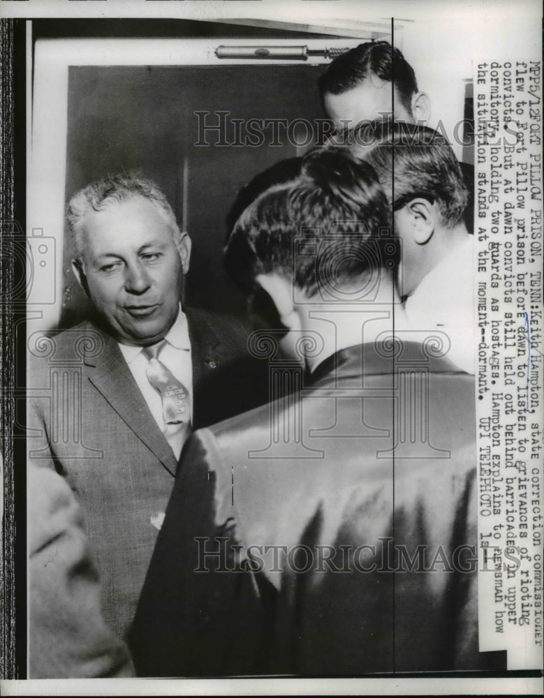 1959 Press Photo Keith Hampton Listens To Grievances Of Rioting Convicts