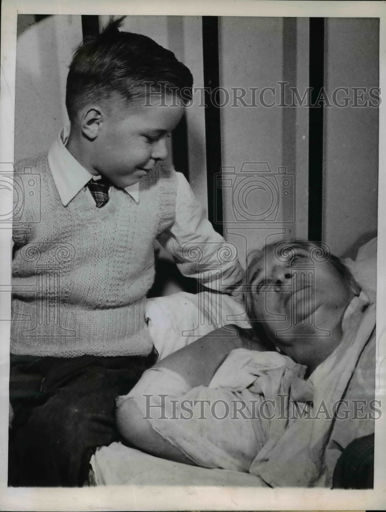 1947 Press Photo Robert Bott & Grandmother Mrs Ida Abraham Saving Her From Fire