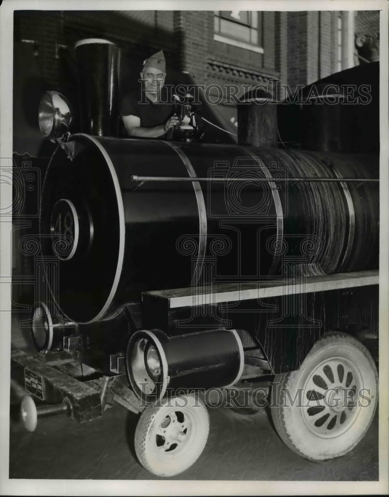 Load image into Gallery viewer, 1953 Press Photo Burt Long with train for Legionnaire Convention. - nee58834

