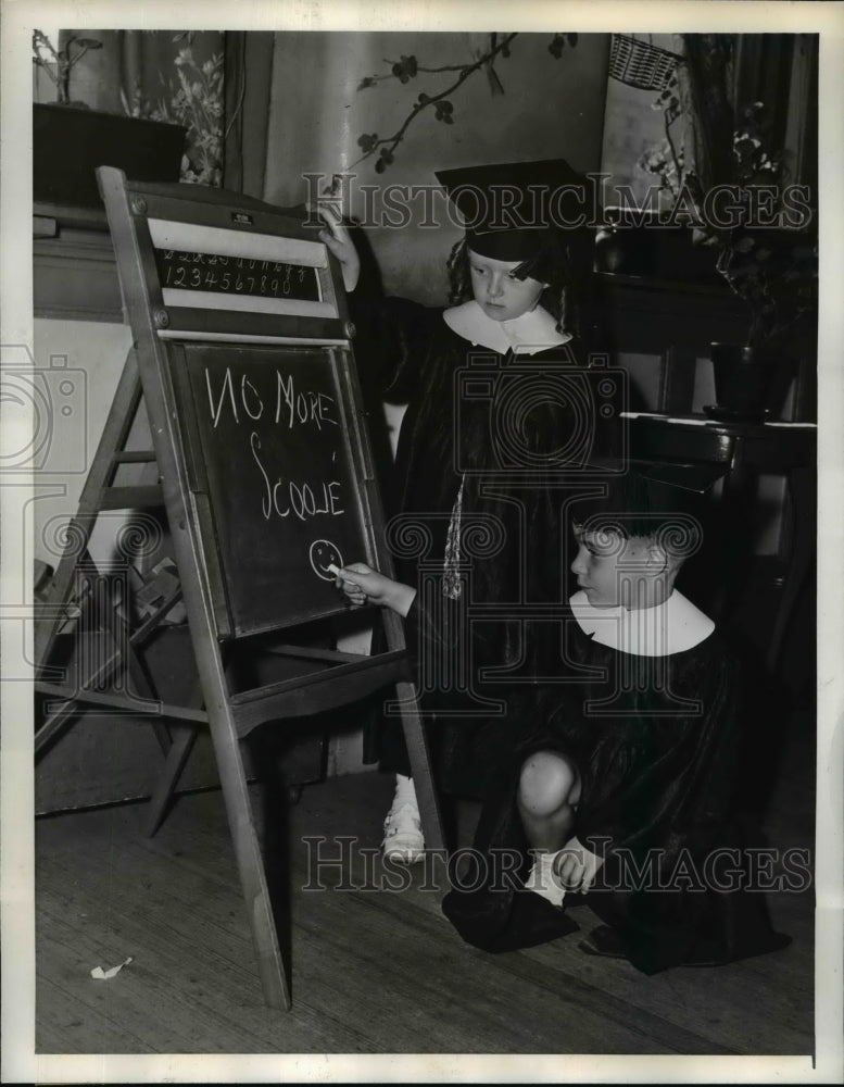 1941 Press Photo Richard Cuppler and unnamed girl in school - nee58869