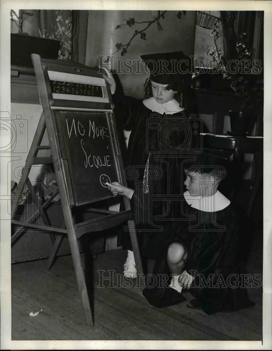 1941 Press Photo Richard Cuppler and unnamed girl in school - nee58869