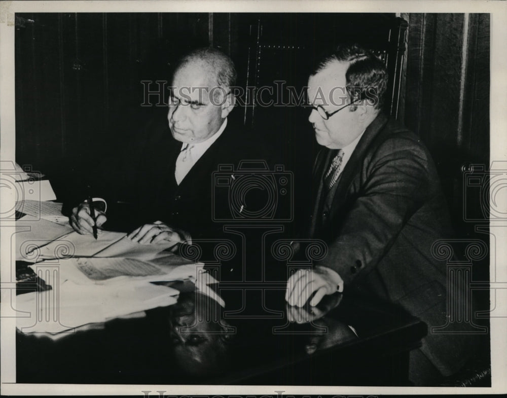 1934 Press Photo Joseph D McGoldrick Of New York With Lehman Signing A Bill.